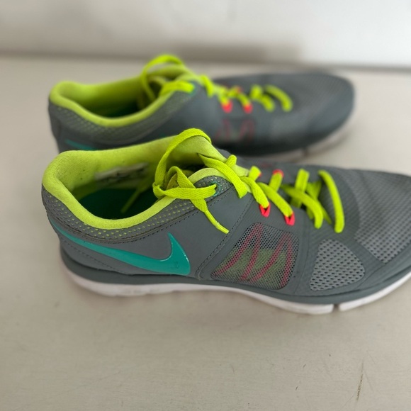 Nike Women’s Sneakers

Size 8 - Picture 2 of 5